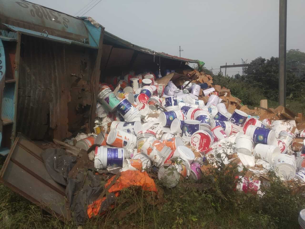 Dhanbad News:पेंट लदा कंटेनर पलटा, चालक घायल, लाखों की क्षति