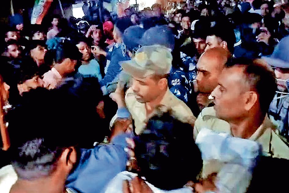 सासन : युवक की संदिग्ध हालात में मौत के बाद भारी बवाल, पथराव, लाठीचार्ज