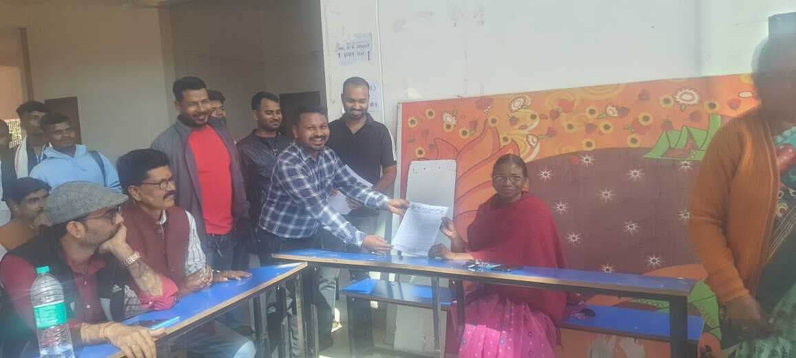 पुस्तकालय निर्माण की मांग को लेकर सौंपा आवेदन