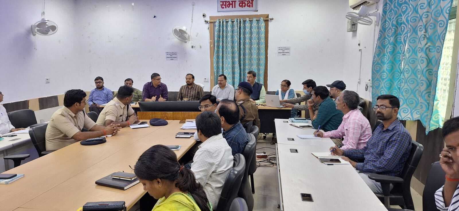 जन कल्याणकारी योजनाओं की अद्यतन क्रियान्वयन स्थिति की डीएम ने की समीक्षा