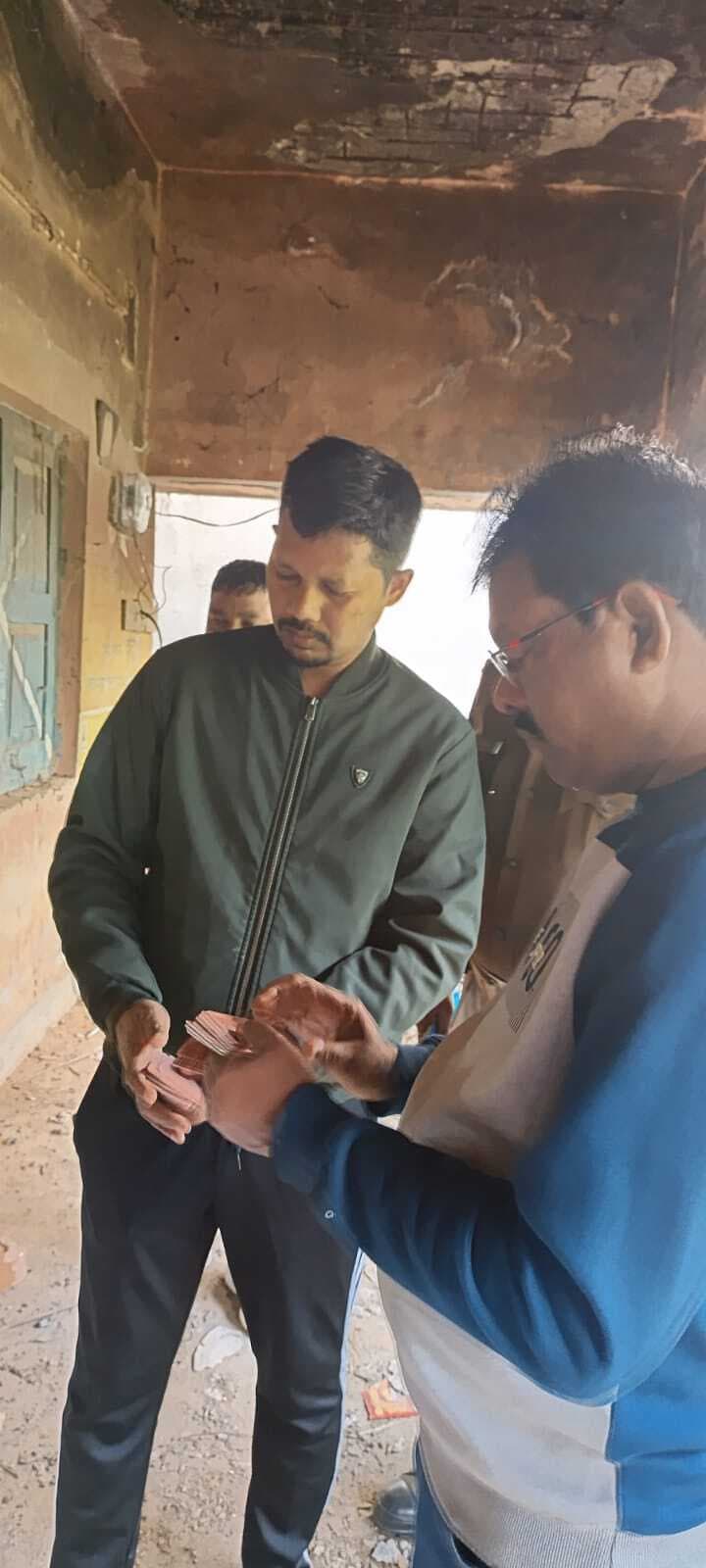 कचरे में फेंके गये वोटर आइकार्ड और योजना के फॉर्म को किया सुरक्षित