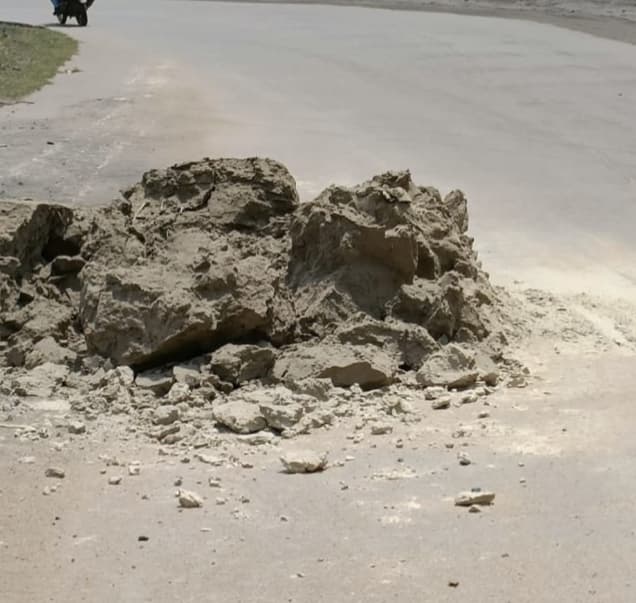 सड़क पर फ्लाइ ऐश गिरने से खलारी में हवा बनी जहरीली