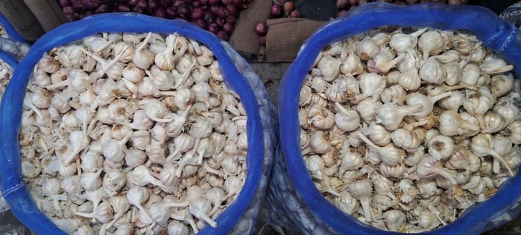 गृहिणी की आंख से निकल रहे प्याज के आंसू