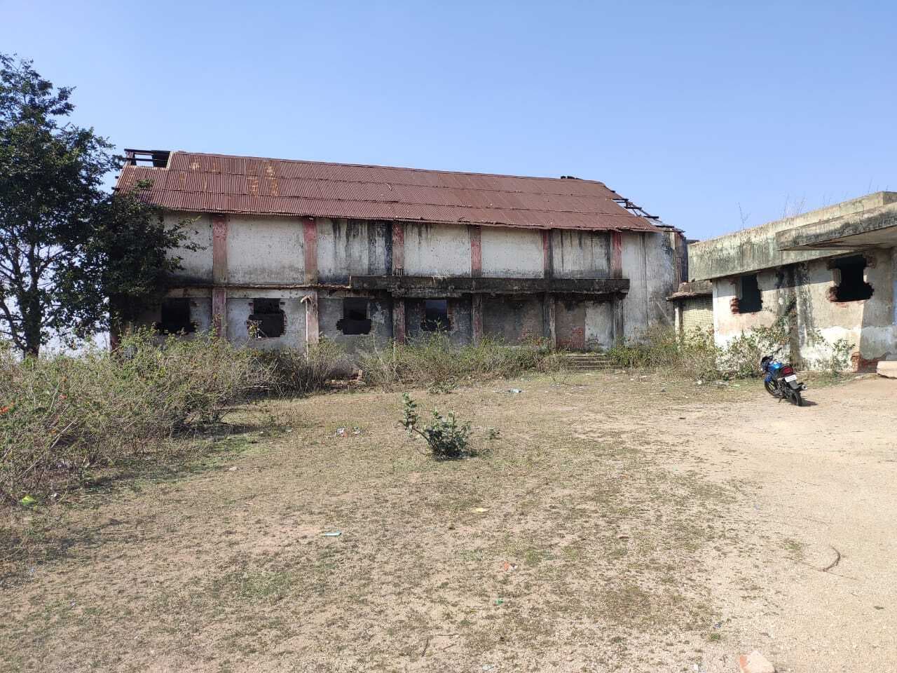 जर्जर स्कूल भवन बना अपराधियों का अड्डा