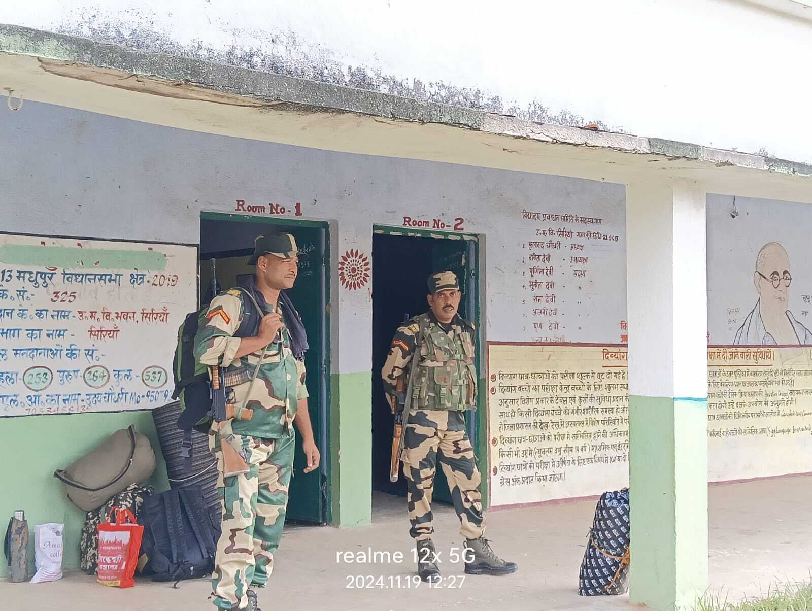 पोलिंग के लिए बूथों पर पहुंचे मतदानकर्मी