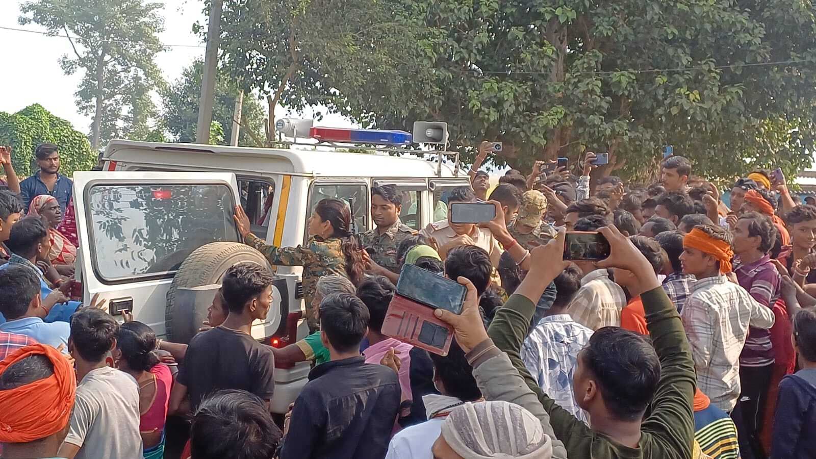 अनियंत्रित कार ने दो को मारी टक्कर, विरोध में सड़क जाम