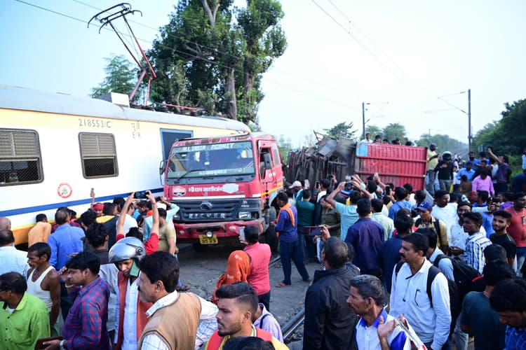 जसीडीह रेल हादसा : लोको पायलट की सूझ-बूझ से टला बड़ा हादसा, टक्कर के बाद रेल पटरी पर बिखरे एस्बेस्टस