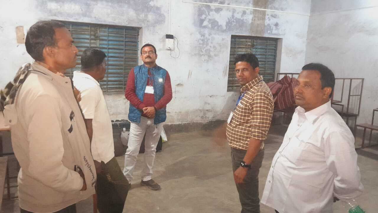 मतदान के लिए चितरा के 65 मतदान केंद्रों पर पहुंची पोलिंग पार्टी