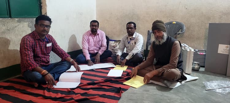 विधानसभा चुनाव : मोहनपुर के 152 बूथों में डाले जायेंगे वोट, पहुंचे मतदान कर्मी