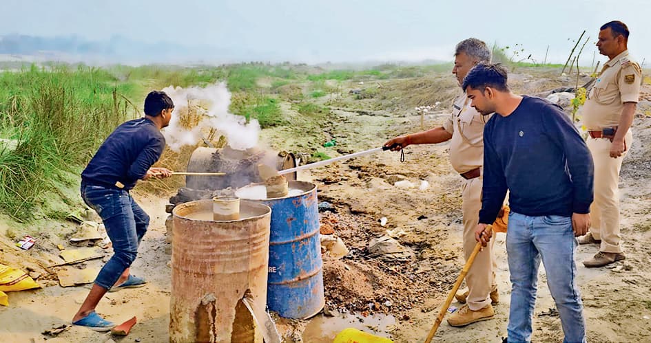 Chhapra News : विशेष छापेमारी अभियान के तहत 24 घंटे में 142 लीटर शराब बरामद, 11 गिरफ्तार