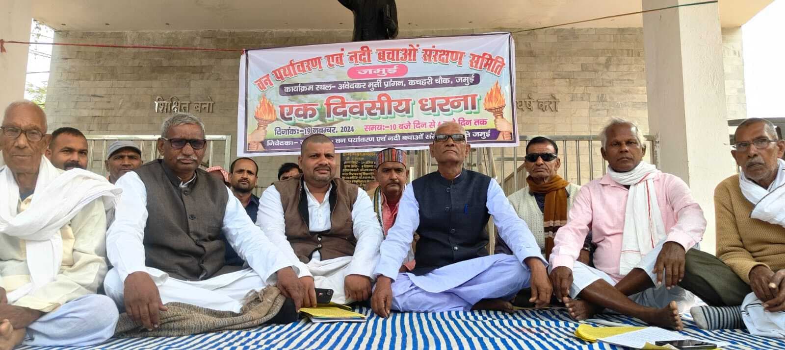 नदी संरक्षण को लेकर एक दिवसीय धरना, डीएम को सौंपा ज्ञापन