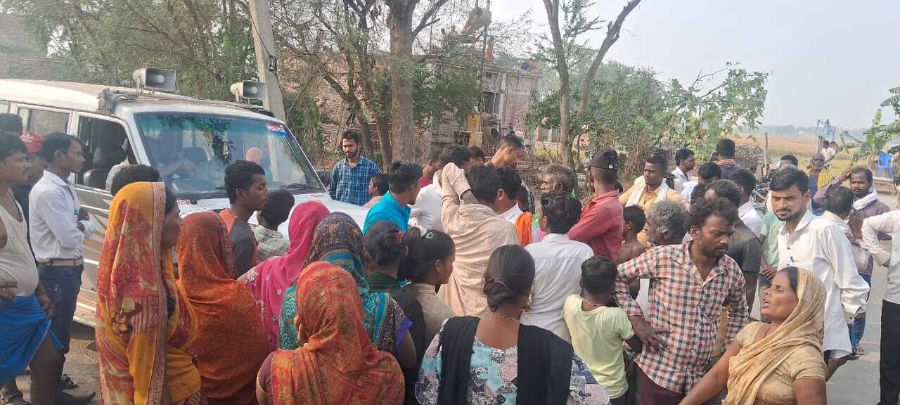 विवादित भूखंड पर हो रहे निर्माण कार्य को रोकने पहुंची पुलिस पर ग्रामीणों ने किया पथराव