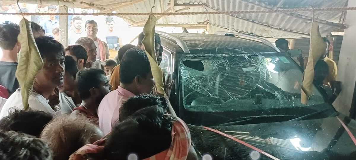 बकरी को बचाने में कार नाश्ते की दुकान में घुसी, आधे दर्जन लोग घायल