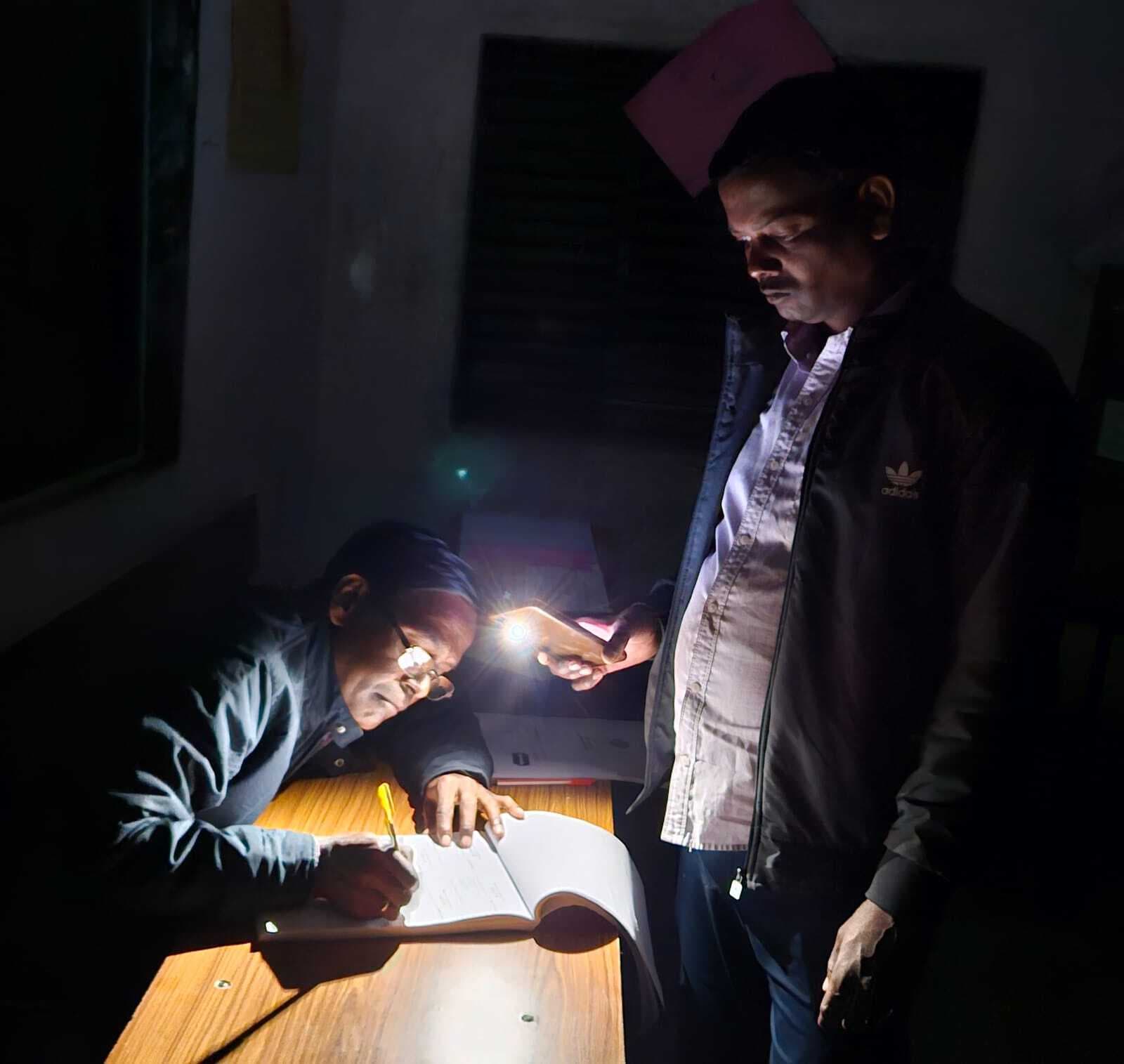 ओके :::::::::   मतदानकर्मी इवीएम लेकर पहुंचे कलस्टर