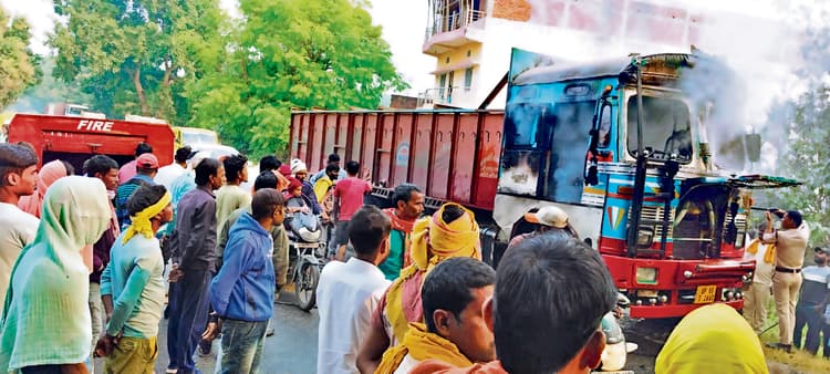 सड़क पर चलते ट्रक में लगी आग, अगला हिस्सा जला