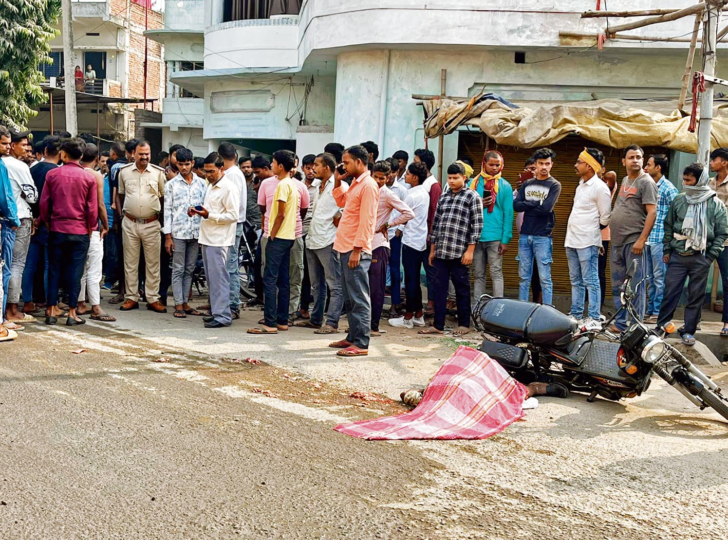 डंपर की टक्कर से लूना सवार पिता की मौत, पुत्र बाल-बाल बचा
