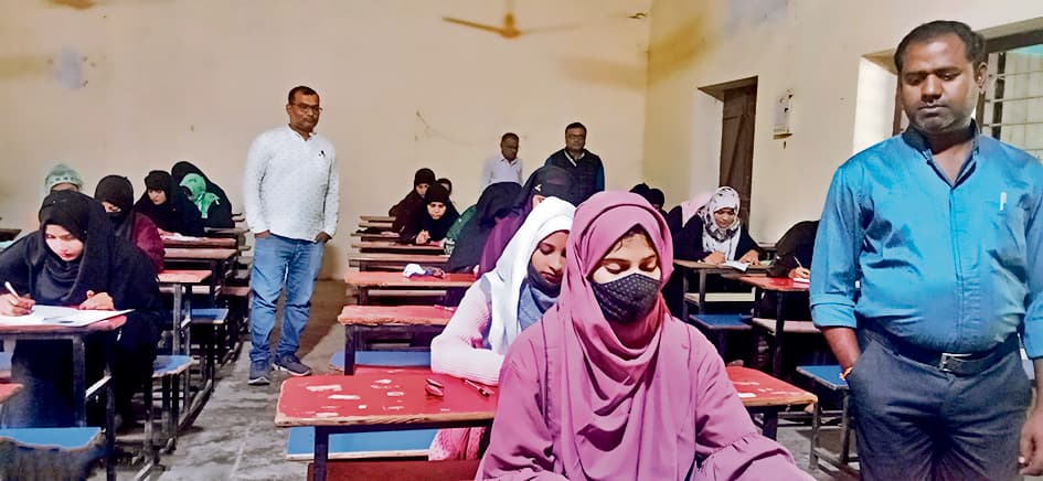 Gopalganj News : गणित और इतिहास के प्रश्नों ने छुड़ाये परीक्षार्थियों के पसीने, दो केंद्रों पर चल रही स्नातक फाइनल इयर की परीक्षा