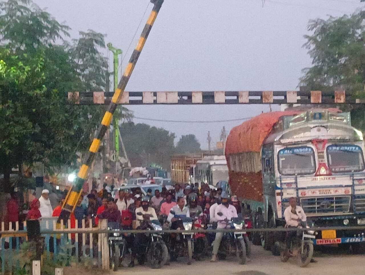 Giridih News :रेलवे फाटक पर जाम से ट्रेनों परिचालन के पर पड़ा असर