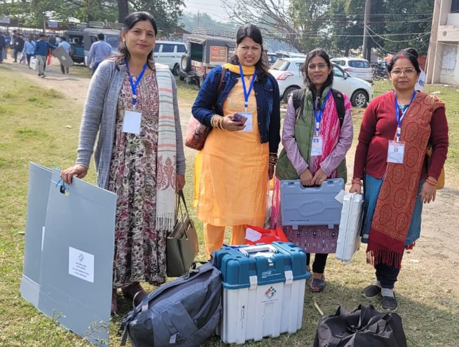 Bokaro News : डिस्पैच सेंटर पर सुबह पांच बजे से ही जुटने लगे थे मतदानकर्मी