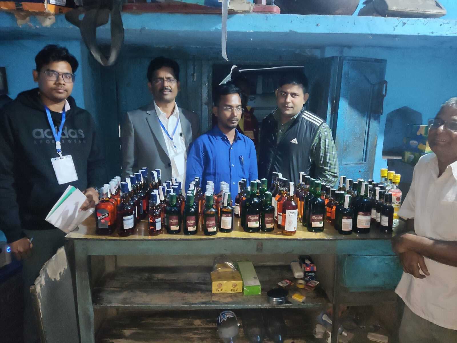 BOKARO NEWS : दुकान से 90 बोतल शराब व 19 बोतल बीयर जब्त