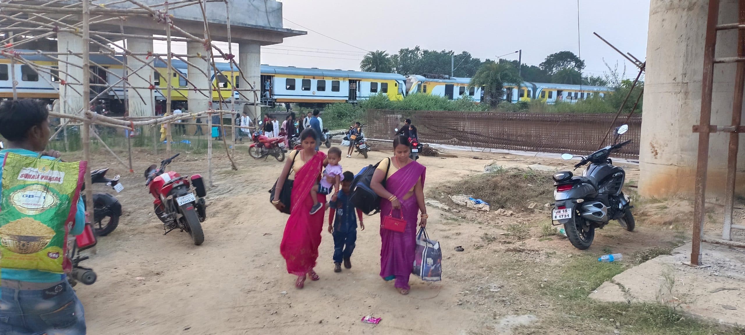 रेल फाटक पर दुर्घटना के बाद इएमयू में सवार यात्रियों को हुई काफी परेशानी