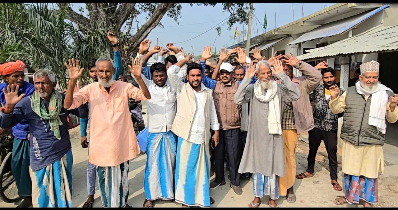 टूटने लगी एक सप्ताह पहले बनी सड़क, ग्रामीणों ने बताया आक्रोश