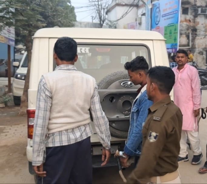 हथियार के साथ स्कॉर्पियो सवार दो शातिर गिरफ्तार