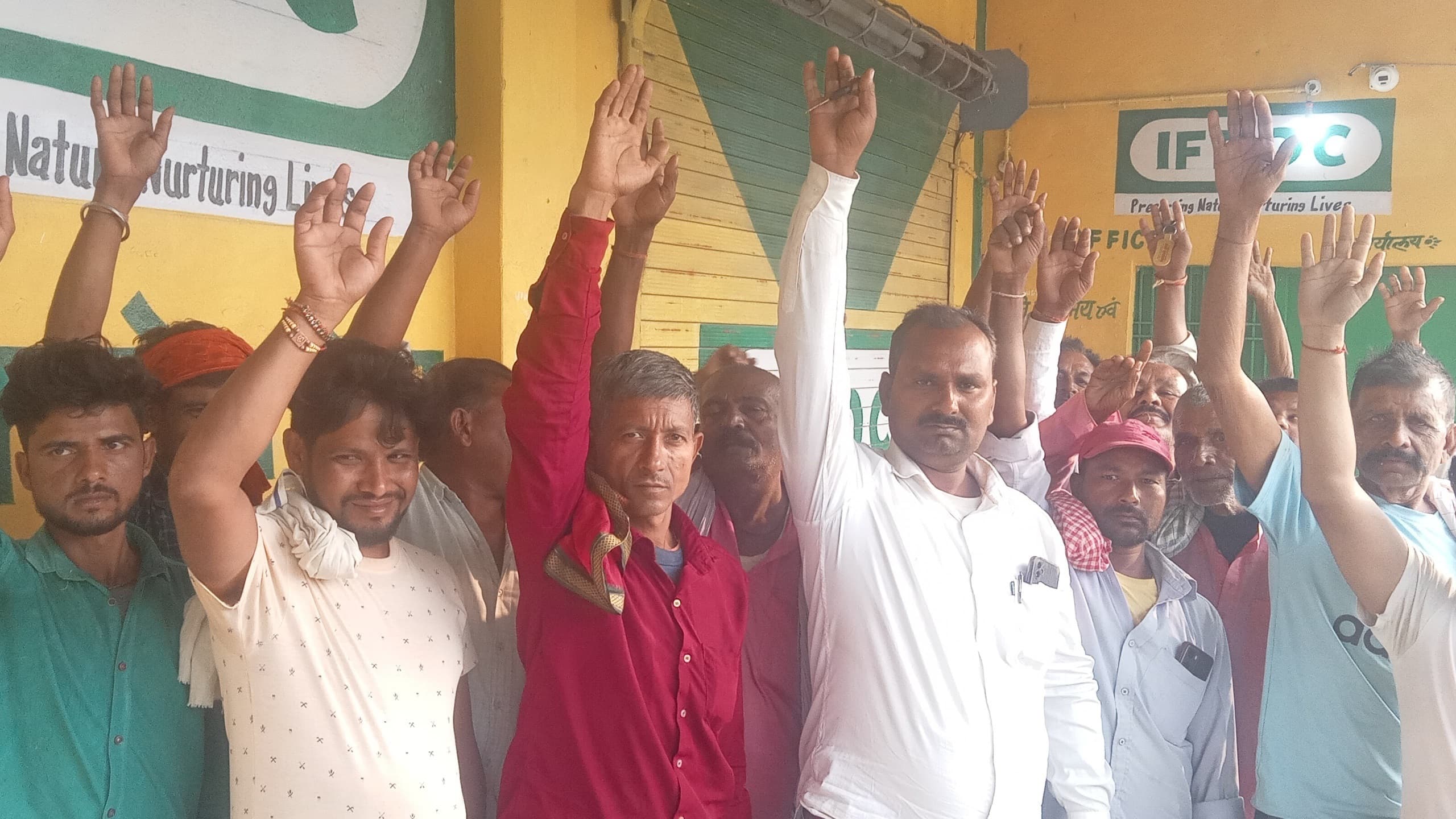 सिंघिया में डीएपी उर्वरक की किल्लत को लेकर किसानों ने किया हंगामा