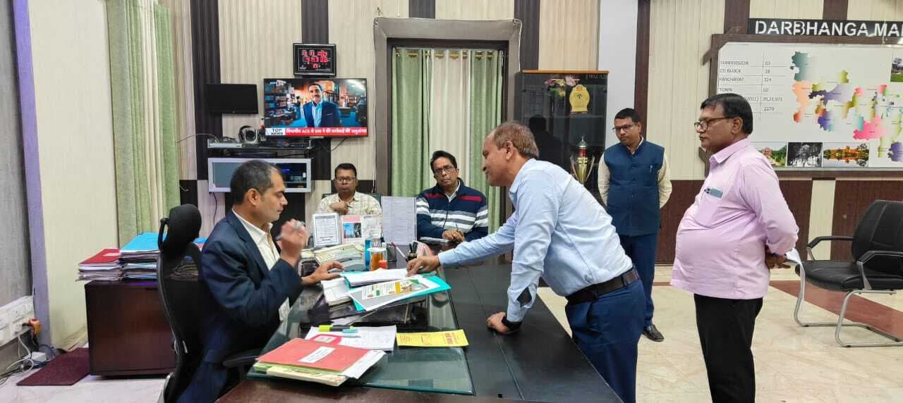 सत्यापनकर्ताओं का वेतन डीएम ने किया स्थगित