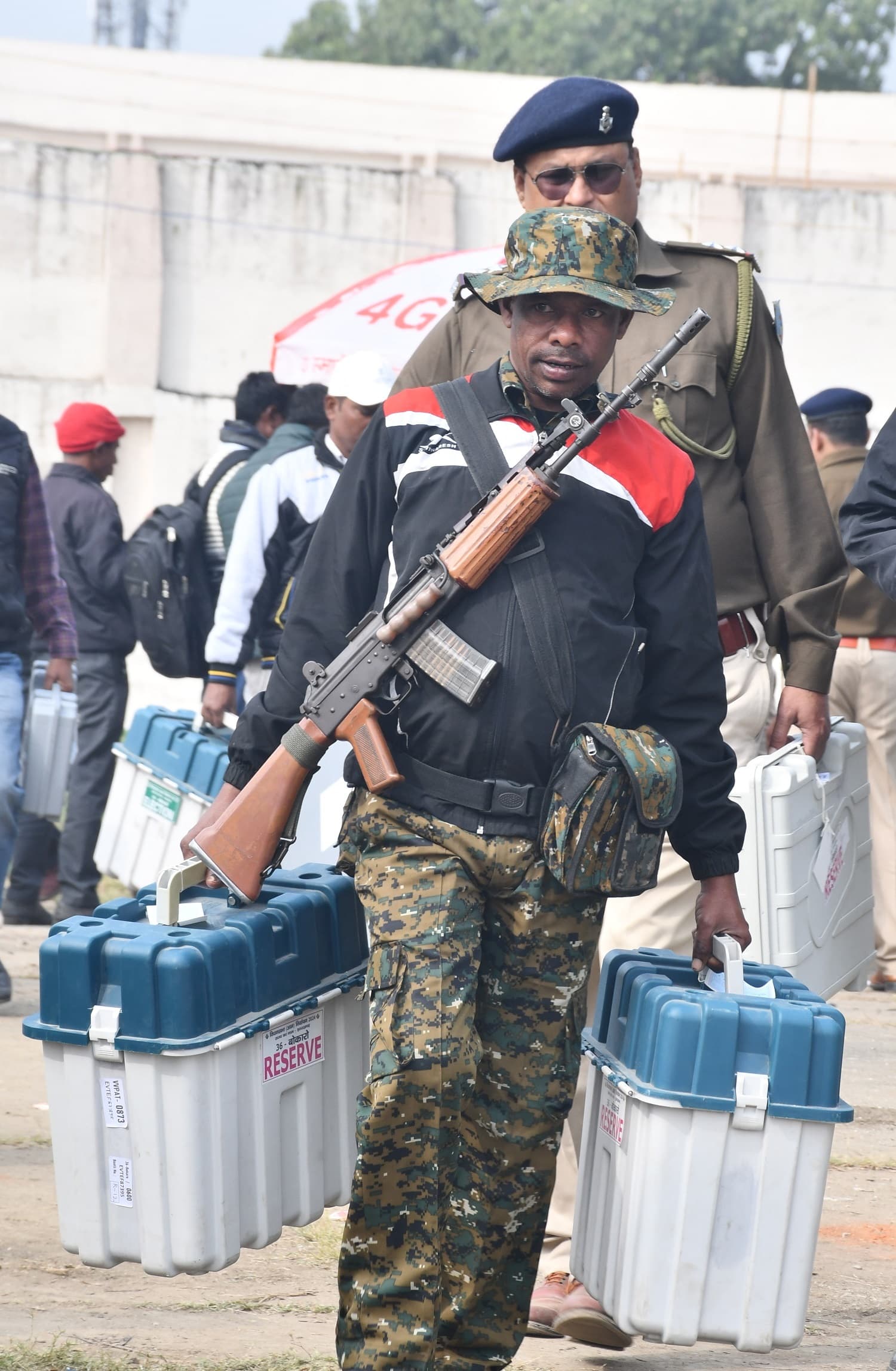 Bokaro News : जिले के 1581 मतदान केंद्रों पर 50 कंपनी पारामिलिट्री फोर्स व पुलिस तैनात