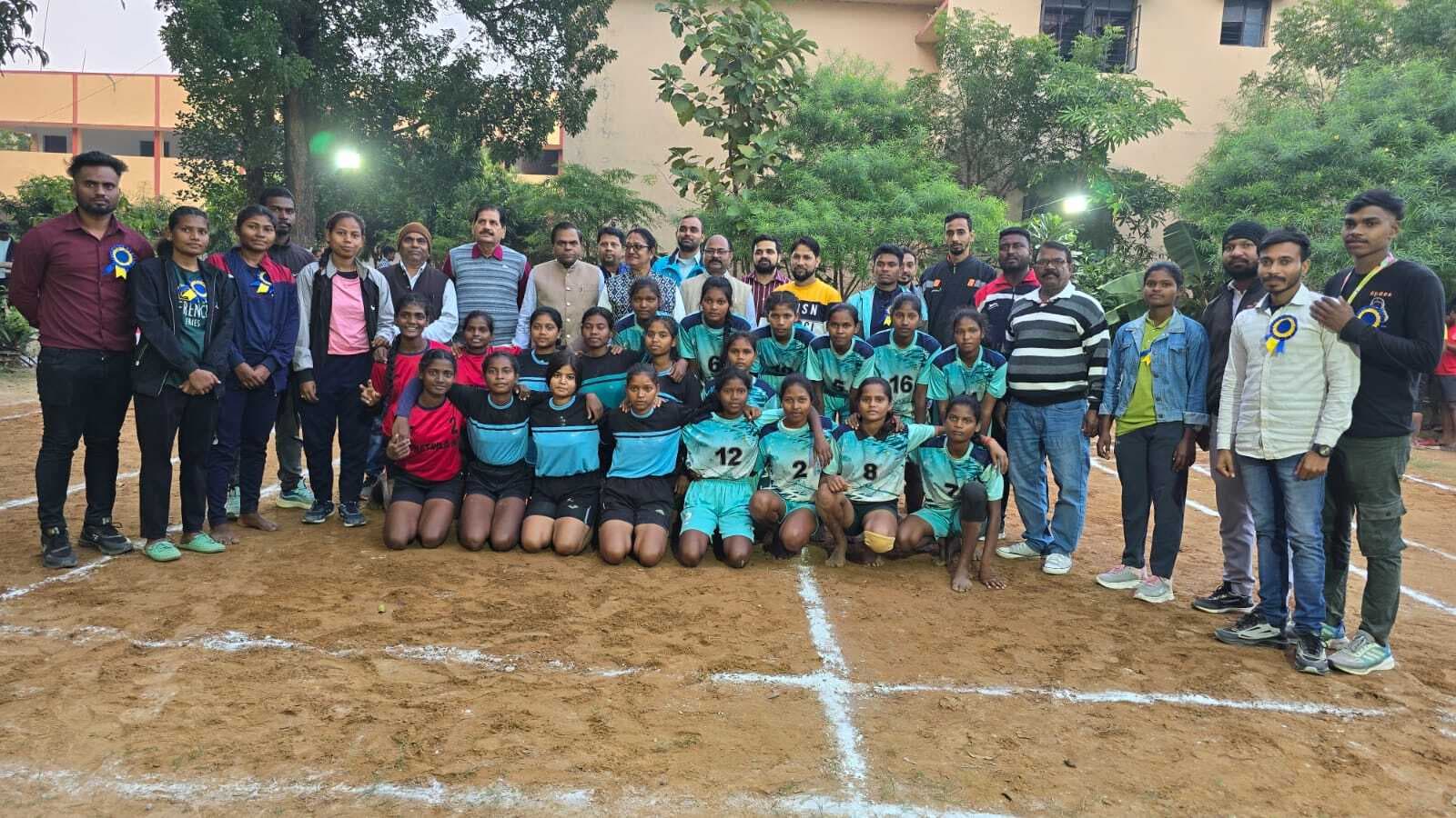 Ghatshila News : महिलाओं में घाटशिला कॉलेज और पुरुषों में बजरंगी पलटन चैंपियन