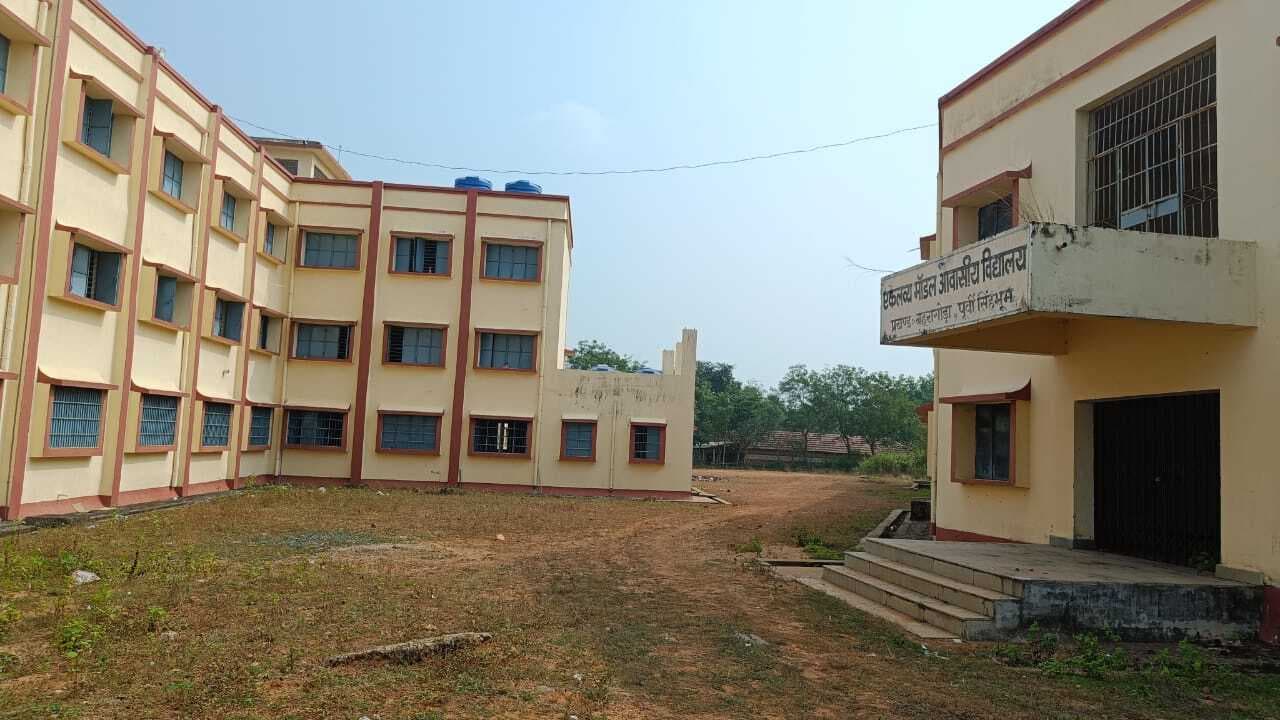 Ghatshila News : करोड़ों का भवन तैयार, शिक्षक व कर्मी पदस्थापित, अबतक पढ़ाई शुरू नहीं