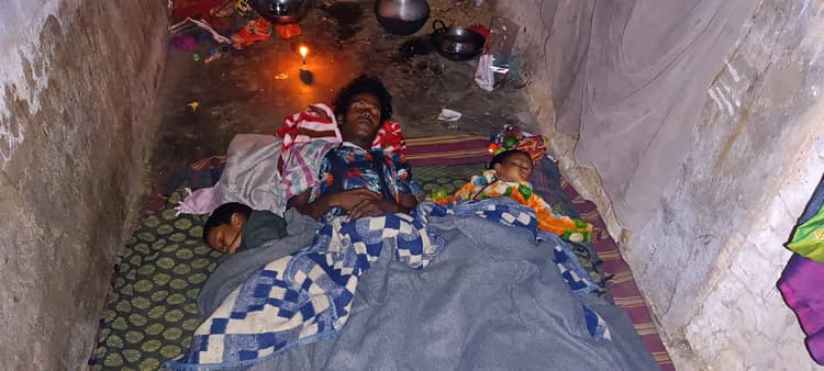 Ghatshila News : सबरों के पास न अलाव है न कंबल, मुश्किल से कट रहीं सर्द रातें