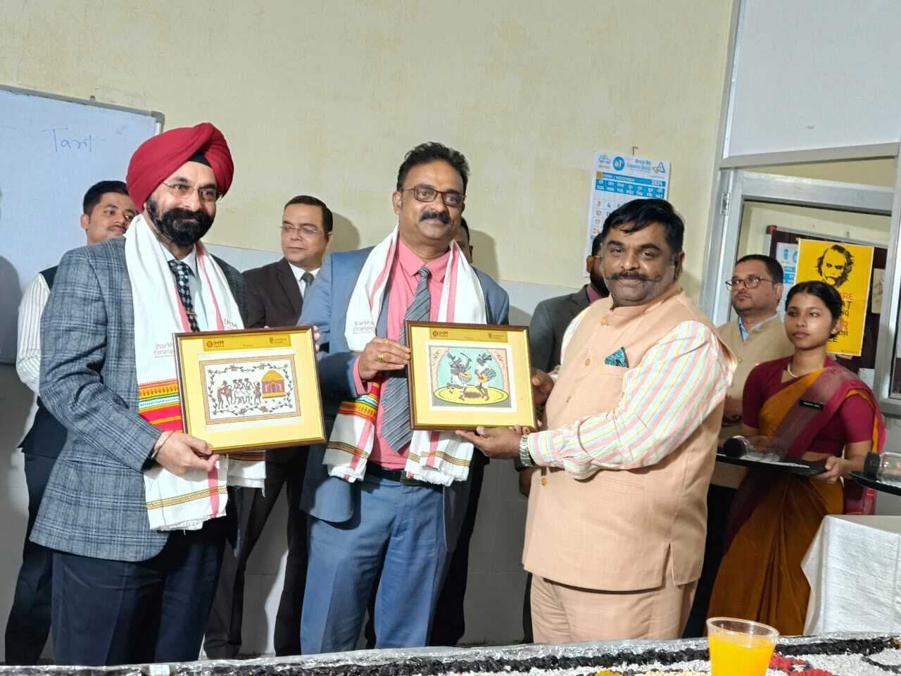 Ranchi News : आइएचएम में क्रिसमस केक मिश्रण समारोह मना