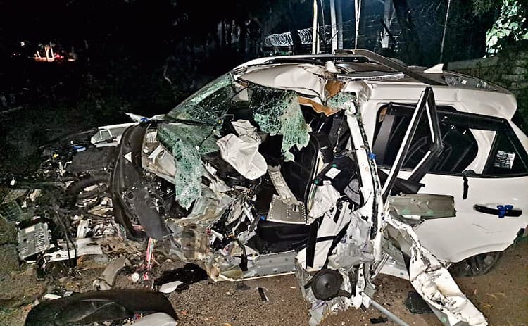 तेज रफ्तार कार पेड़ से टकारायी, कार में सवार चार घायल