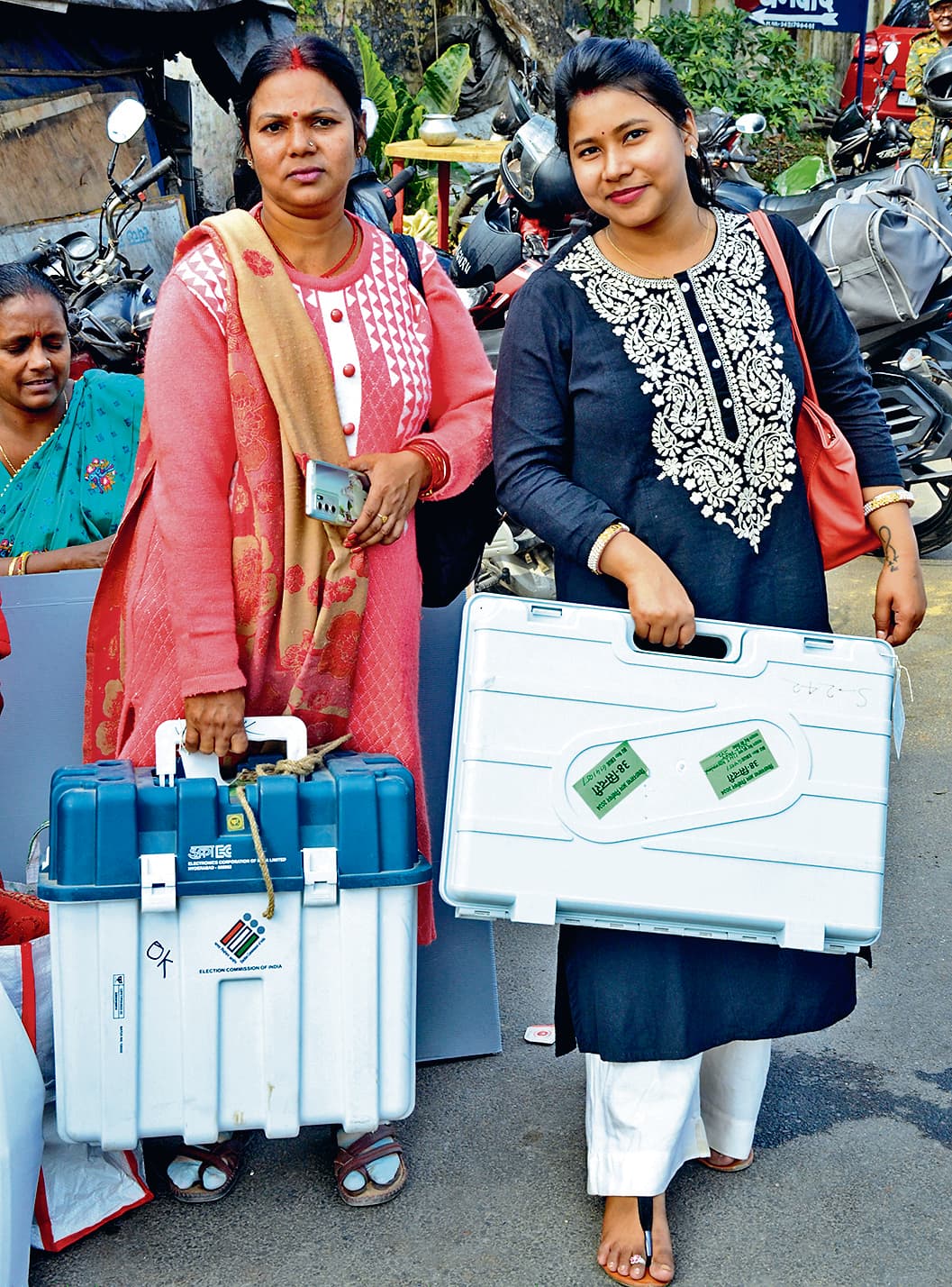 DHANBAD NEWS : मतदान केंद्रों पर तैयारी पूरी, आज वोटरों की बारी