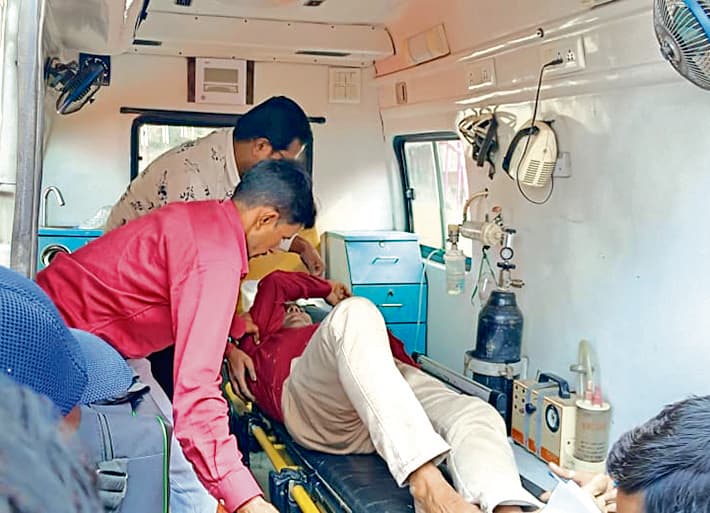 DHANBAD NEWS : इवीएम कलेक्ट करने गये मतदान कर्मी की हृदयाघात से मौत