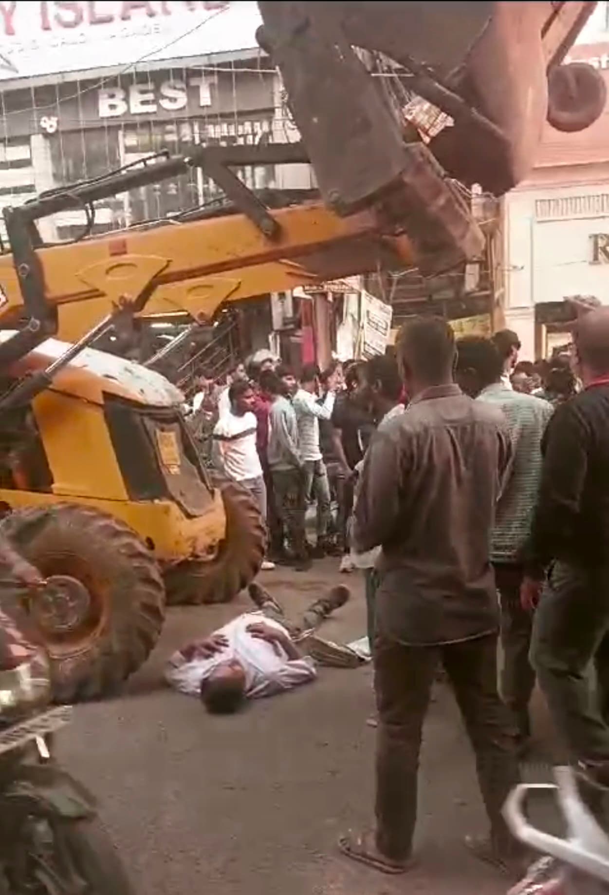 Patna News : ठेला जब्त करने के विरोध में जेसीबी के सामने पिता के साथ लेटा दुकानदार