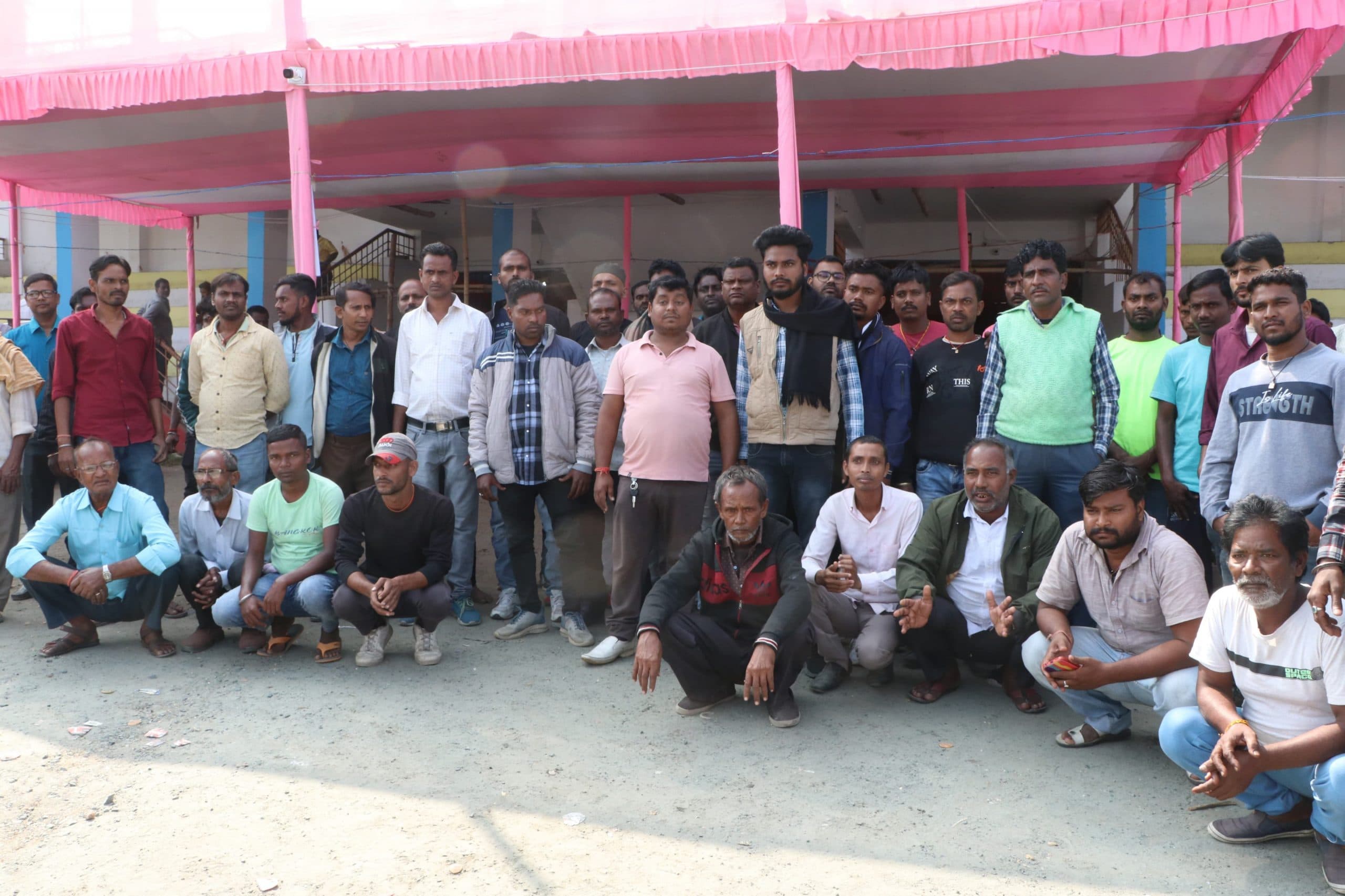 DHANBAD NEWS : गोल्फ ग्राउंड में वाहन चालक की बिगड़ी तबीयत, अव्यवस्था को लेकर चालकों ने किया हंगामा