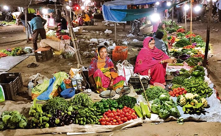 DHANBAD NEWS : चुनाव को ले वाहनों की कमी से दूर दराज से सब्जी बेचने वालों को हुई परेशानी