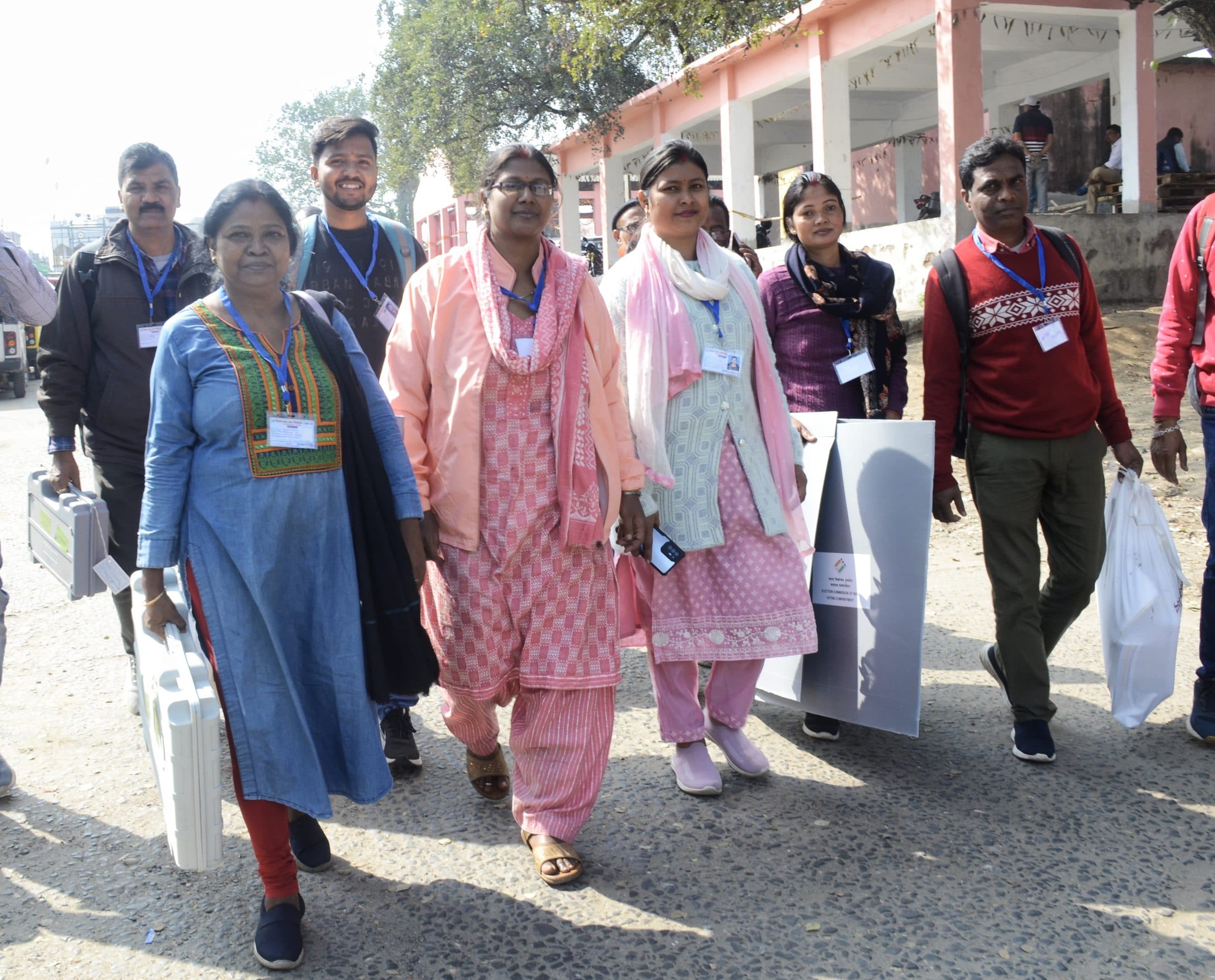 धनबाद पालिटेक्निक : चुनाव सामग्री लेने के बाद पहचान वालों से हाल चाल ले रहे थे मतदानकर्मी