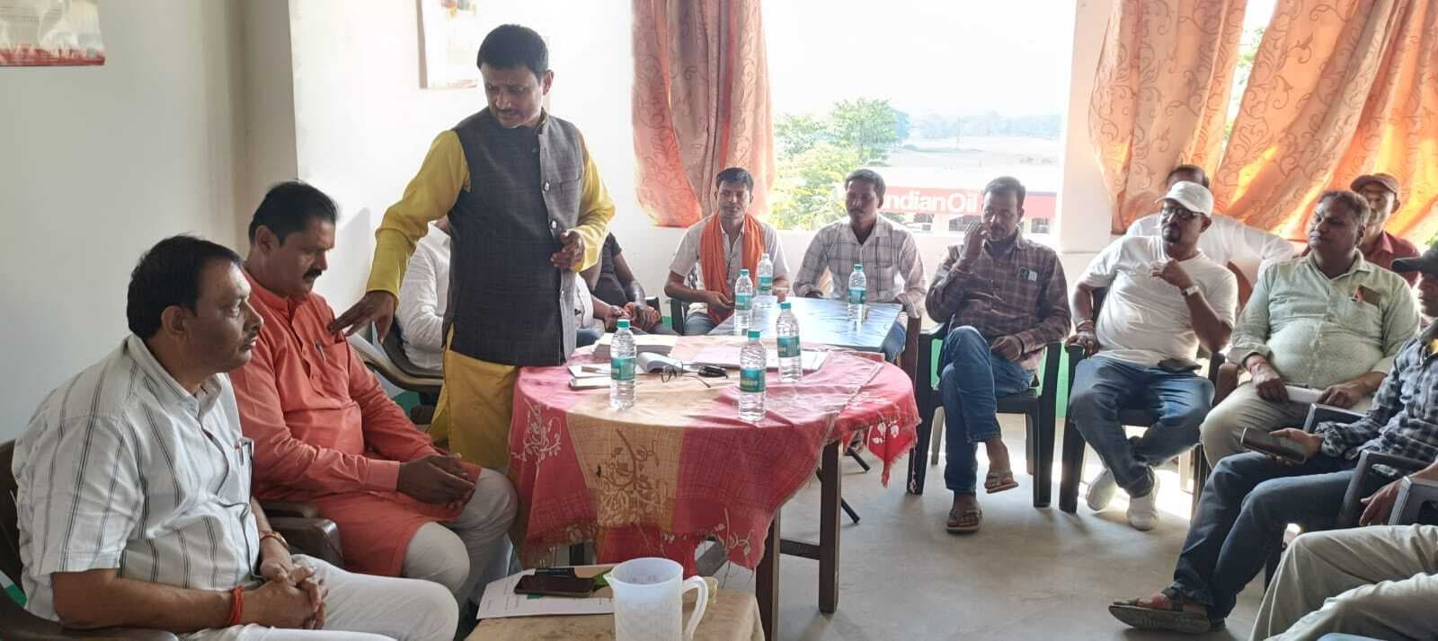 बूथों का गठन व सदस्य बनाने में जुटे भाजपा कार्यकर्ता