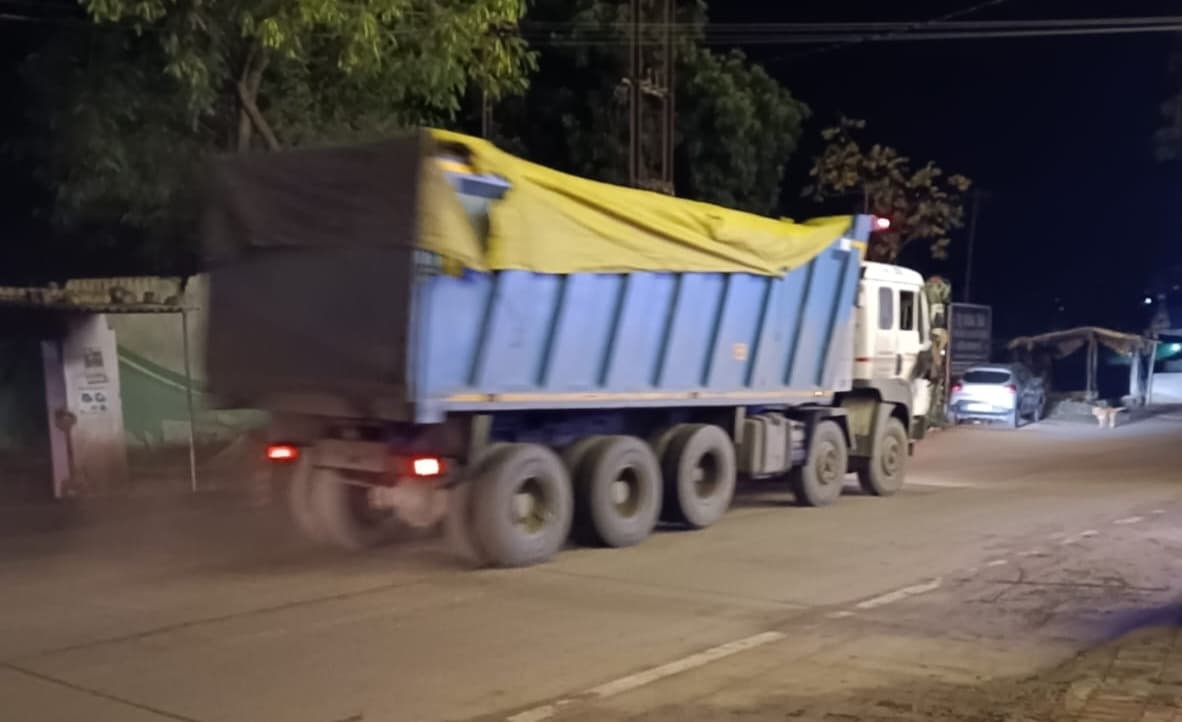 बेरोकटोक जारी है खलारी में फ्लाइ ऐश की ढुलायी