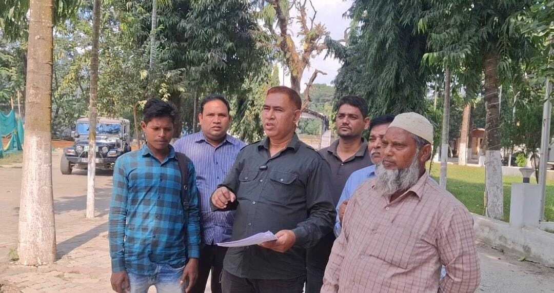 मदरसा में गठित कमेटी को लेकर भू दाता में आक्रोश, डीएम को सौंपा ज्ञापन