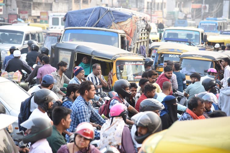 Jamshedpur news. मानगो पुल छह घंटे रहा जाम, सर्दी के मौसम में भी छूटे पसीने