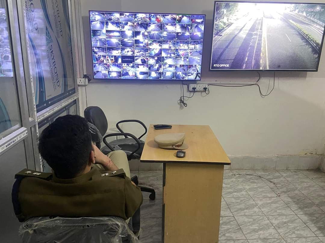 एसपी ने शहर में लगे सीसीटीवी कैमरों व ईआरएसएस 112 की कार्य प्रणाली का लिया जायजा