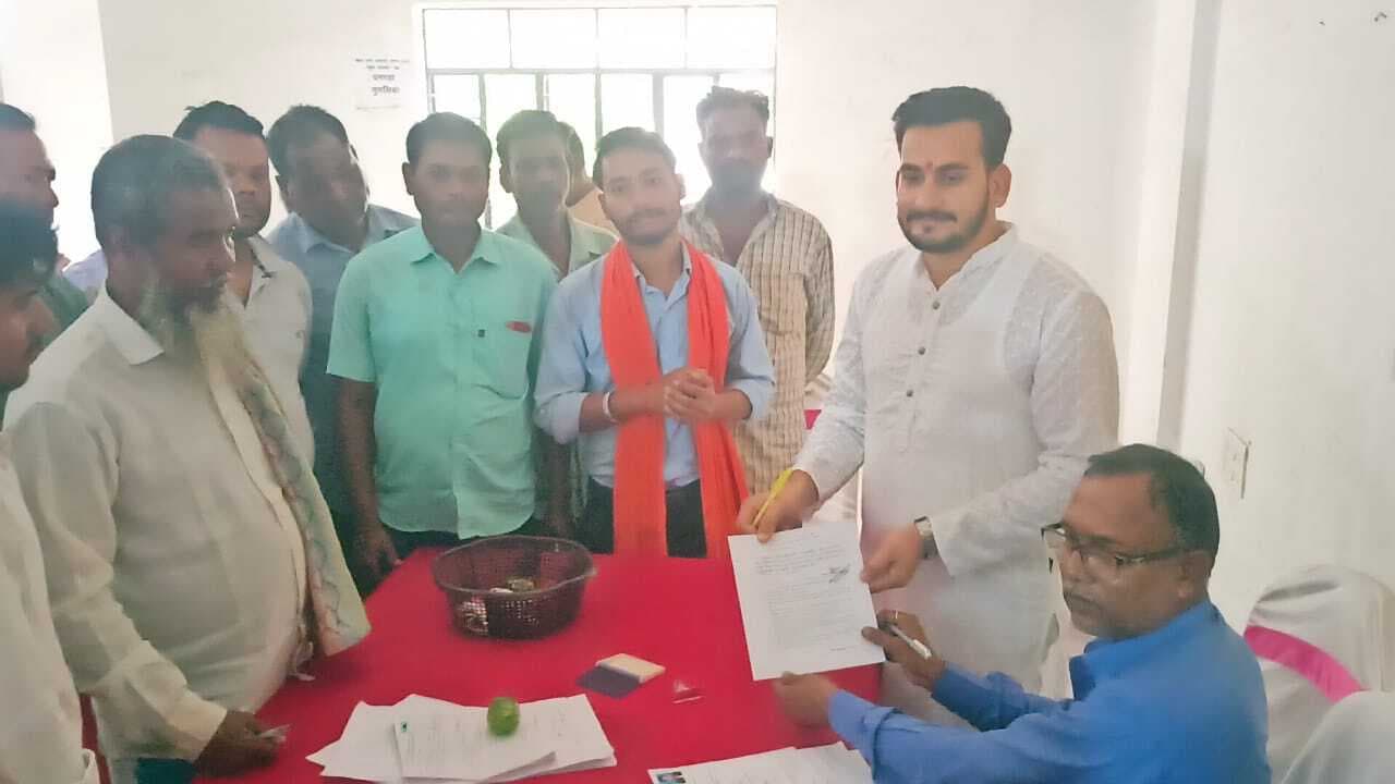 पैक्स चुनाव में नामांकन के दूसरे दिन दिघलबैंक प्रखंड मुख्यालय में उमड़ी उम्मीदवारों की भीड़