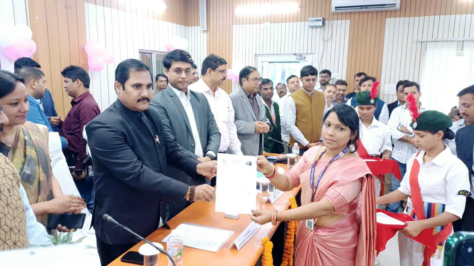 जिले के चार हजार 855 शिक्षकों को मिला नियमित टीचर का ज्वाइनिंग लेटर, खिले चेहरे