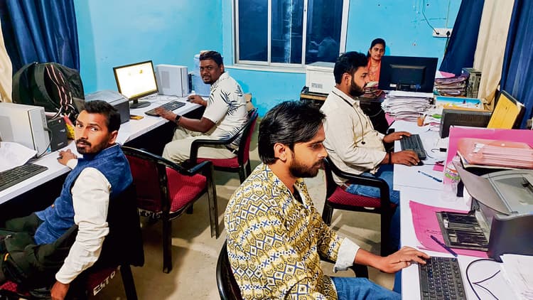 Gopalganj News : सक्षमता पास डाउटफुल शिक्षकों की आज से होगी री-काउंसेलिंग, डीआरसीसी, बसडीला में बने सात काउंटर