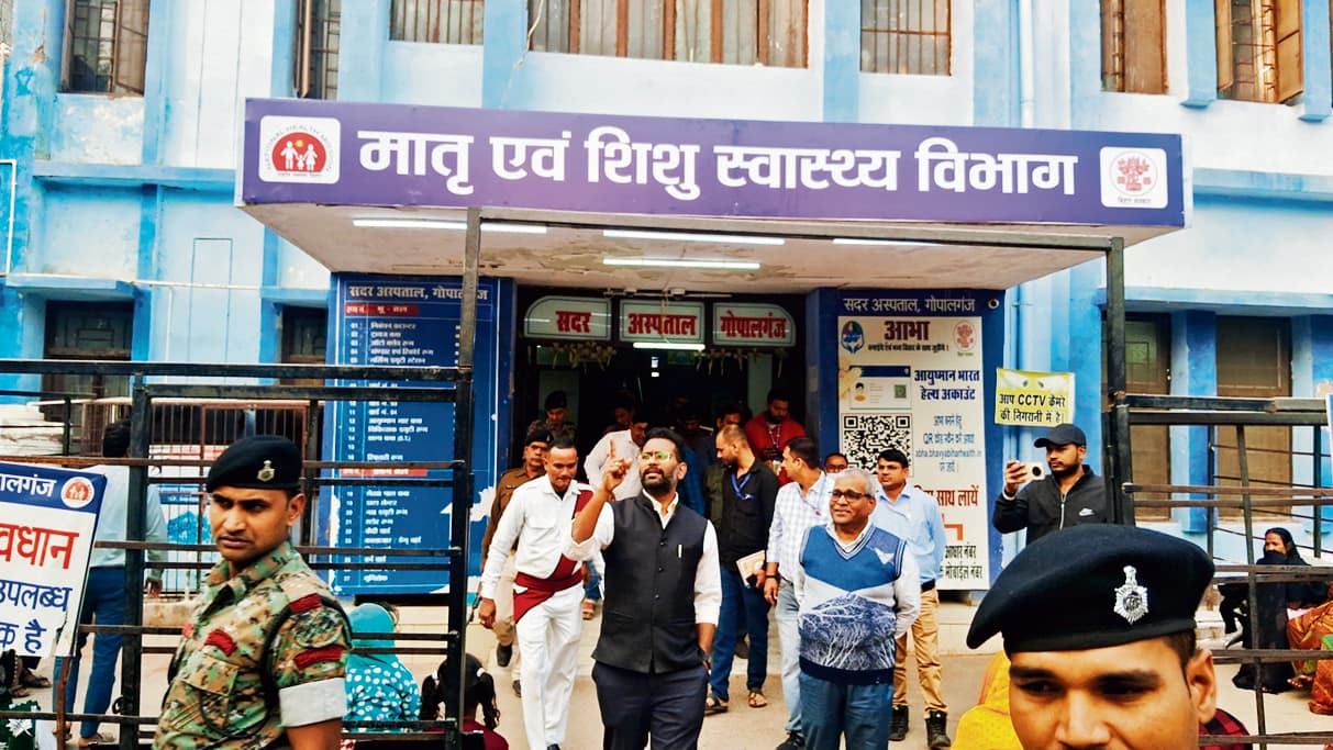 Gopalganj News : समय से ड्यूटी पर आएं डॉक्टर, लापरवाही बरतने पर की जायेगी सख्त कार्रवाई : डीएम